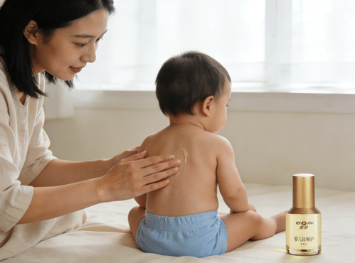 抚触时光，用恩泉护肤山茶油，宝宝肌肤更嫩滑。